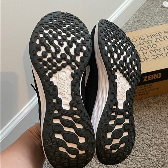 Nike Black and White Athletic Sneakers Nike Revolution 6 NN size 8.5 W - Picture 5 of 10